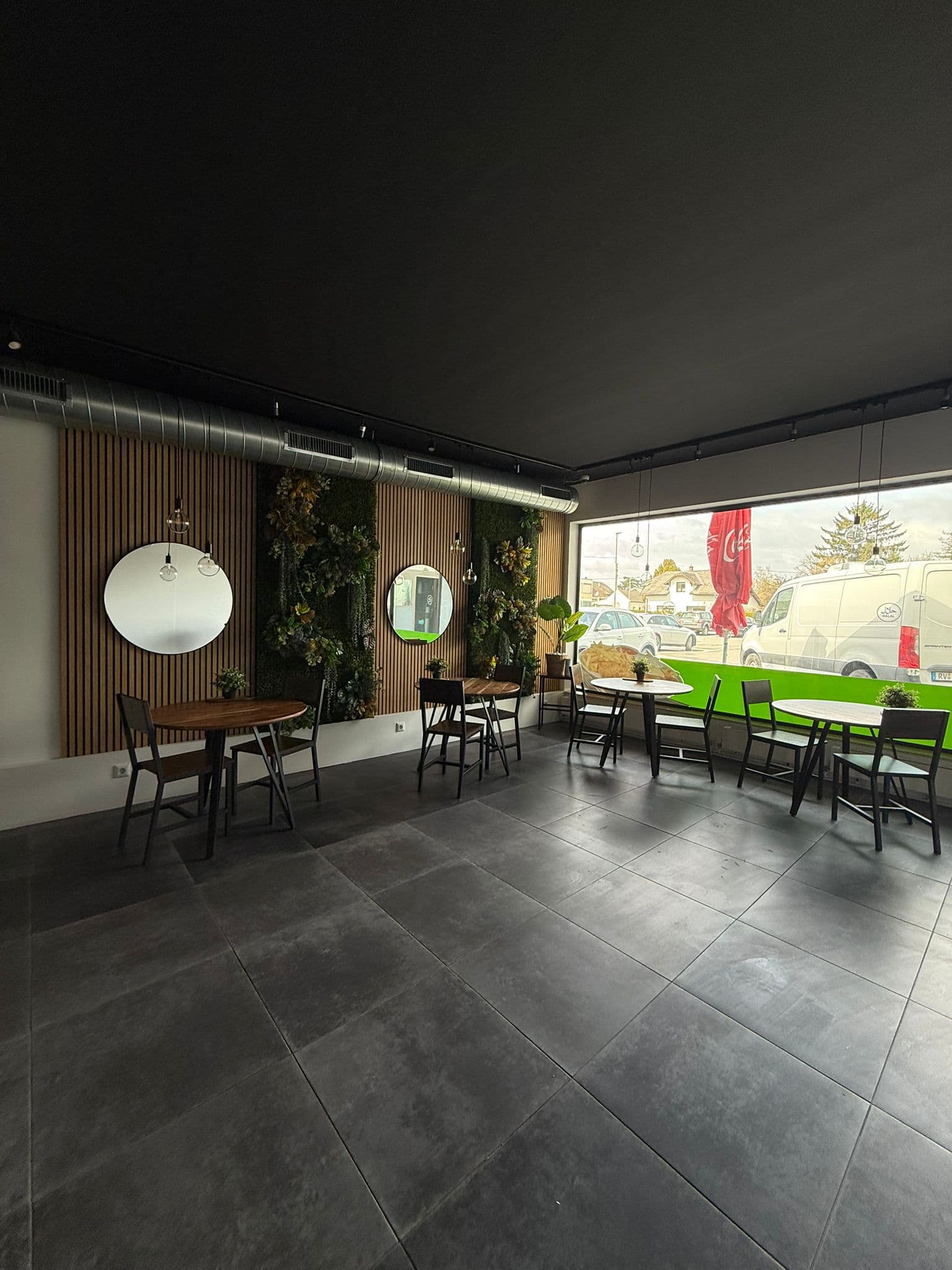 Gemütliches Innenraum-Ambiente mit grüner Veranda