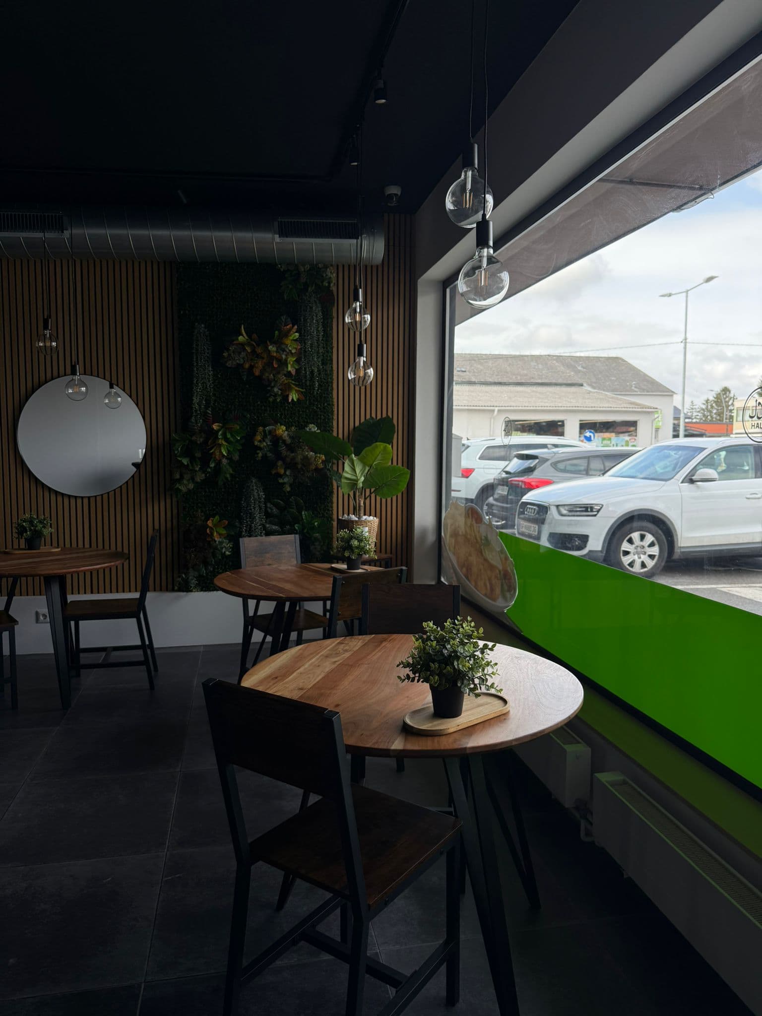 Elegante Essbereich mit Fensterblick