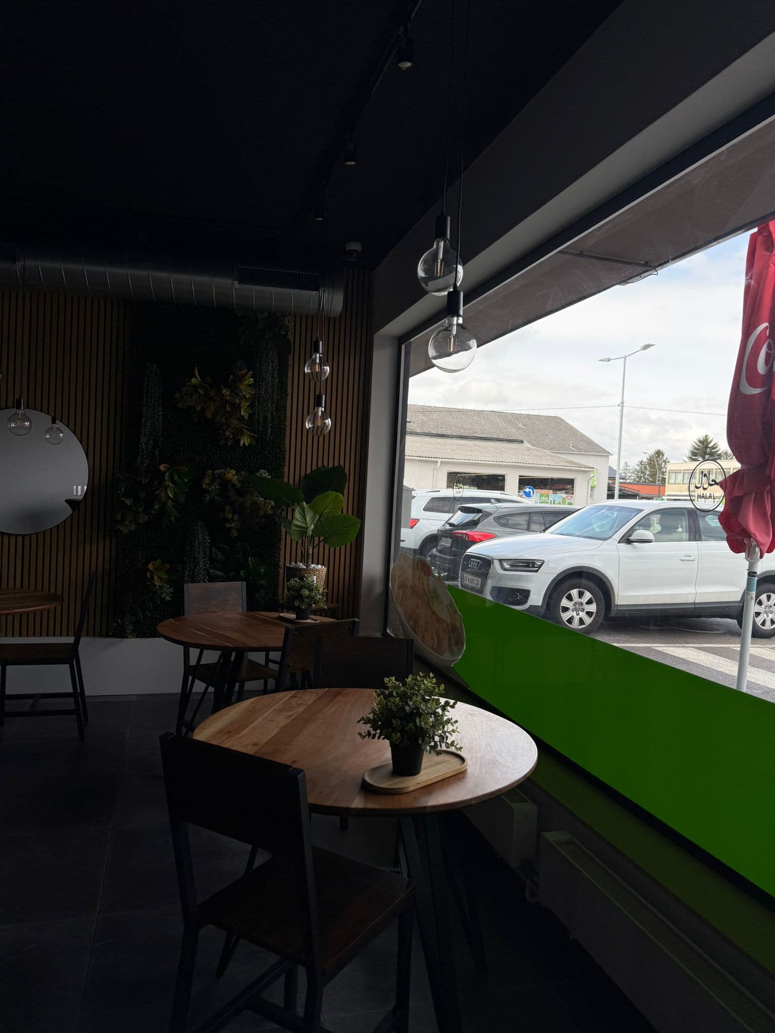 Markantes Schnitzel Haus Schild mit Fassade