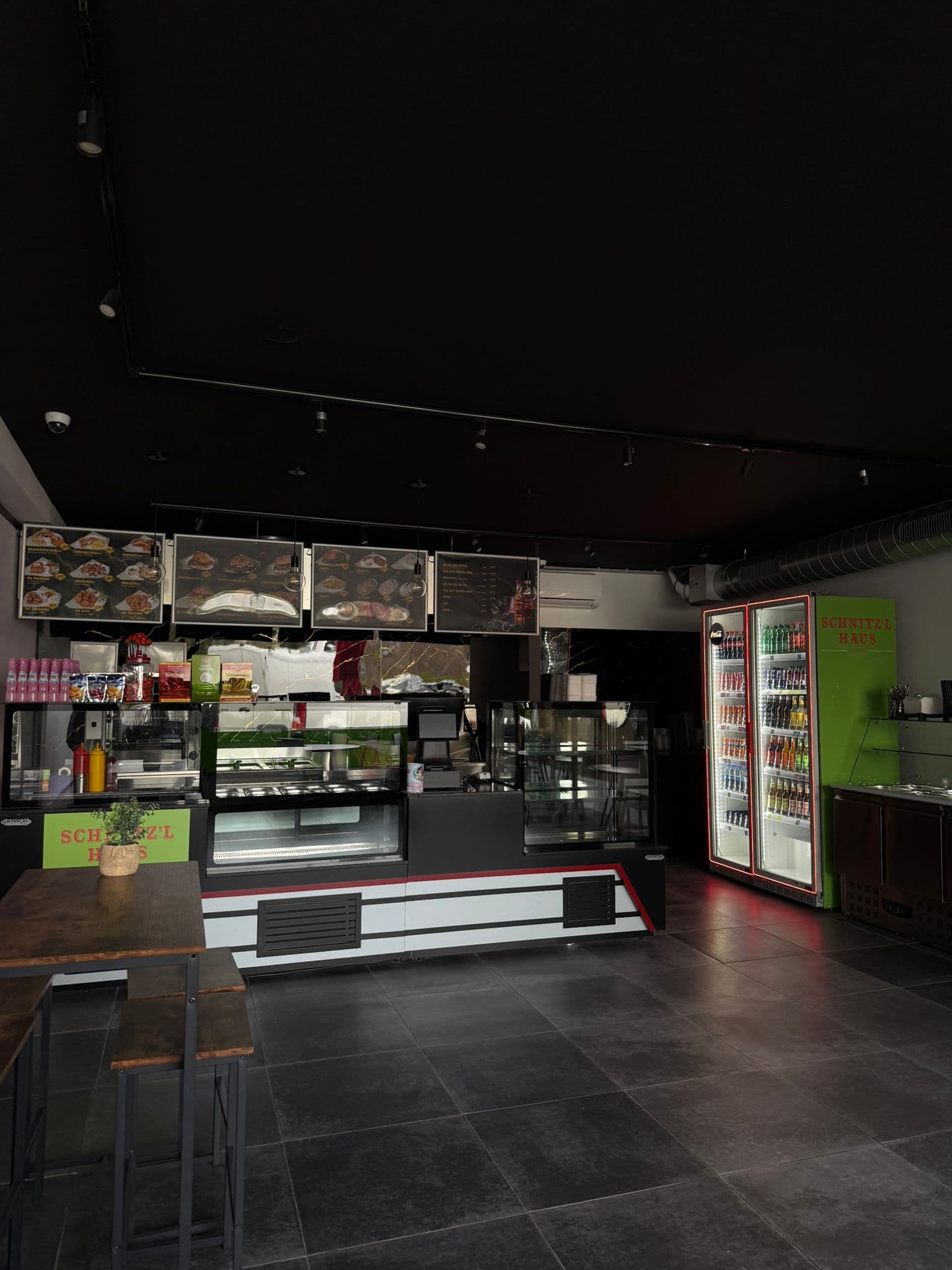 Moderne Bedientheke mit Menüboards