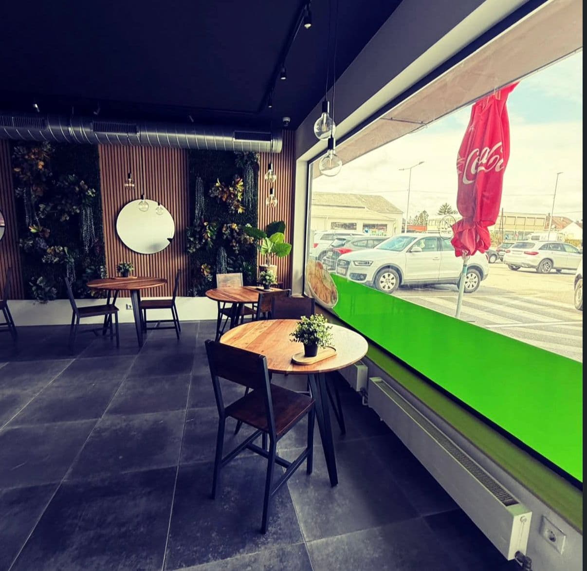 Gemütlicher Innenraum im Restaurant mit Sitzbereichen