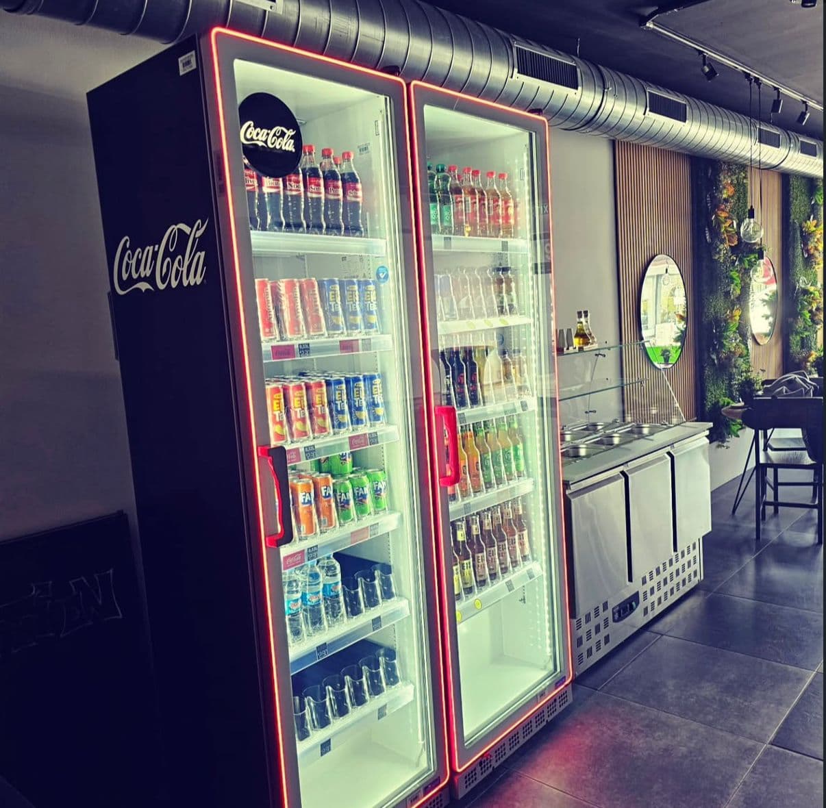 Elegante Getränkekühlung mit Neonbeleuchtung