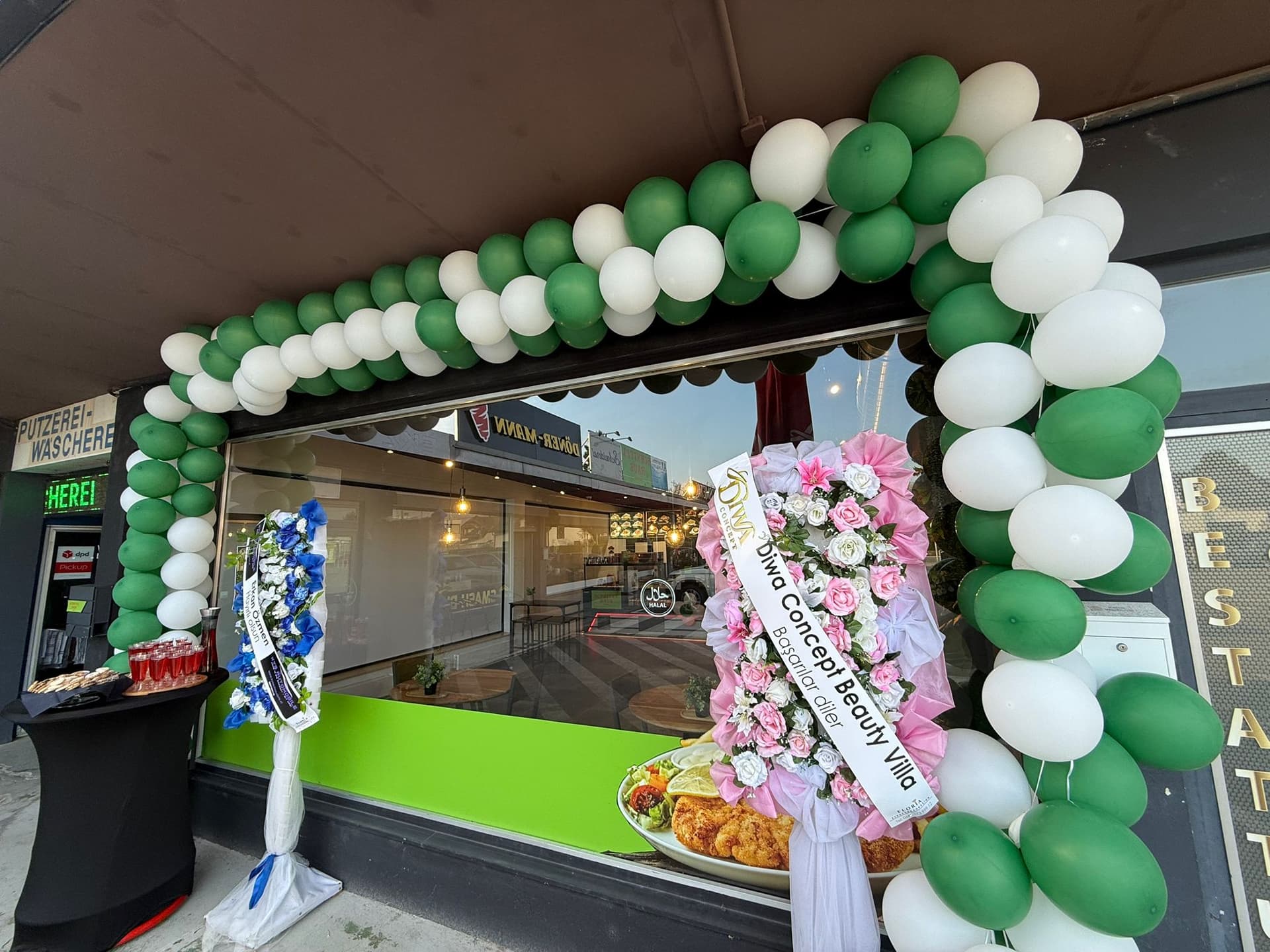 Glamouröse Eröffnung mit grüner Dekoration