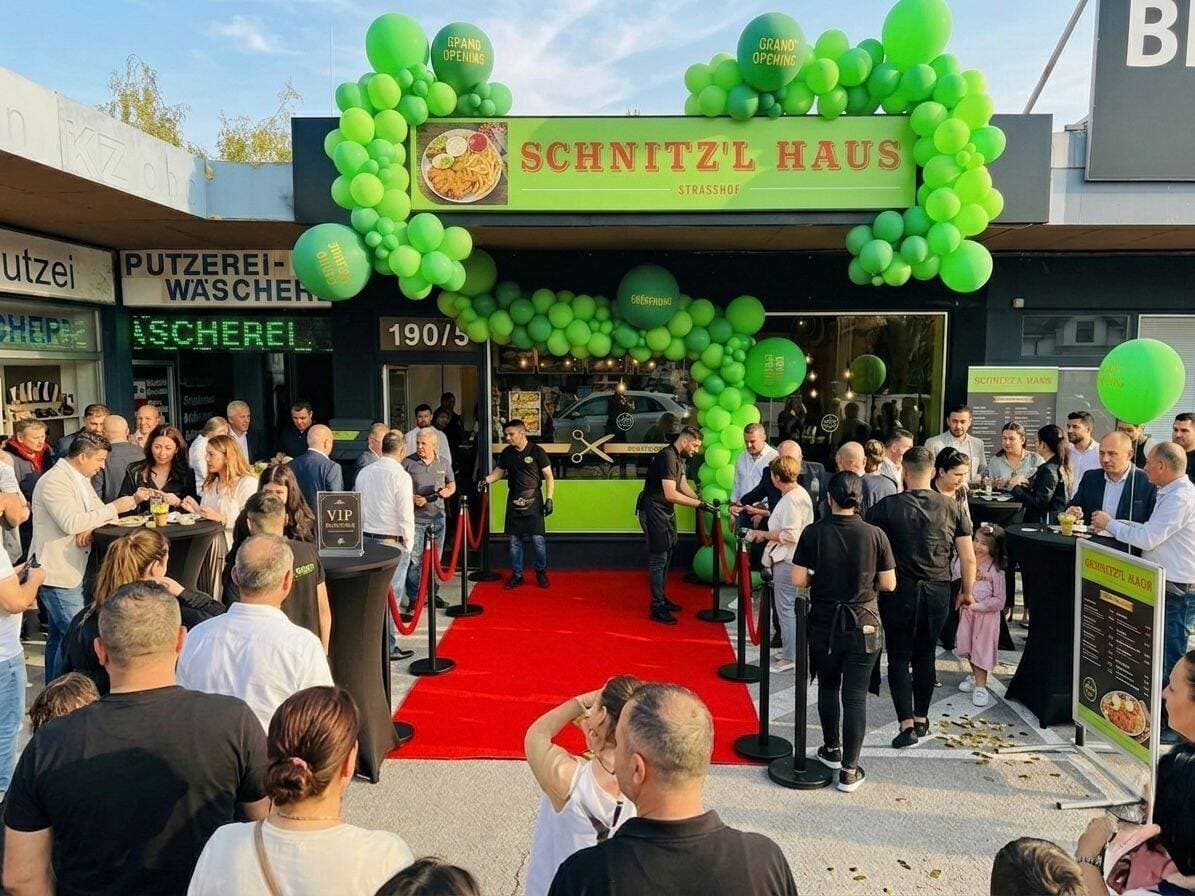 Außenansicht vom Schnitz'l Haus Strasshof beim Grand Opening